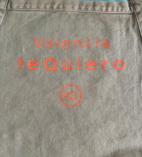 Cargar imagen en el visor de la galería, Delantal Loneta Marrón Tierra Básico Valencia teQuiero - Valencia teQuiero
