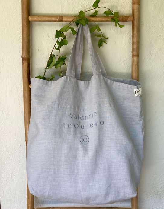 Bolsa de lino gris con mensaje bordado de valencia te quiero 